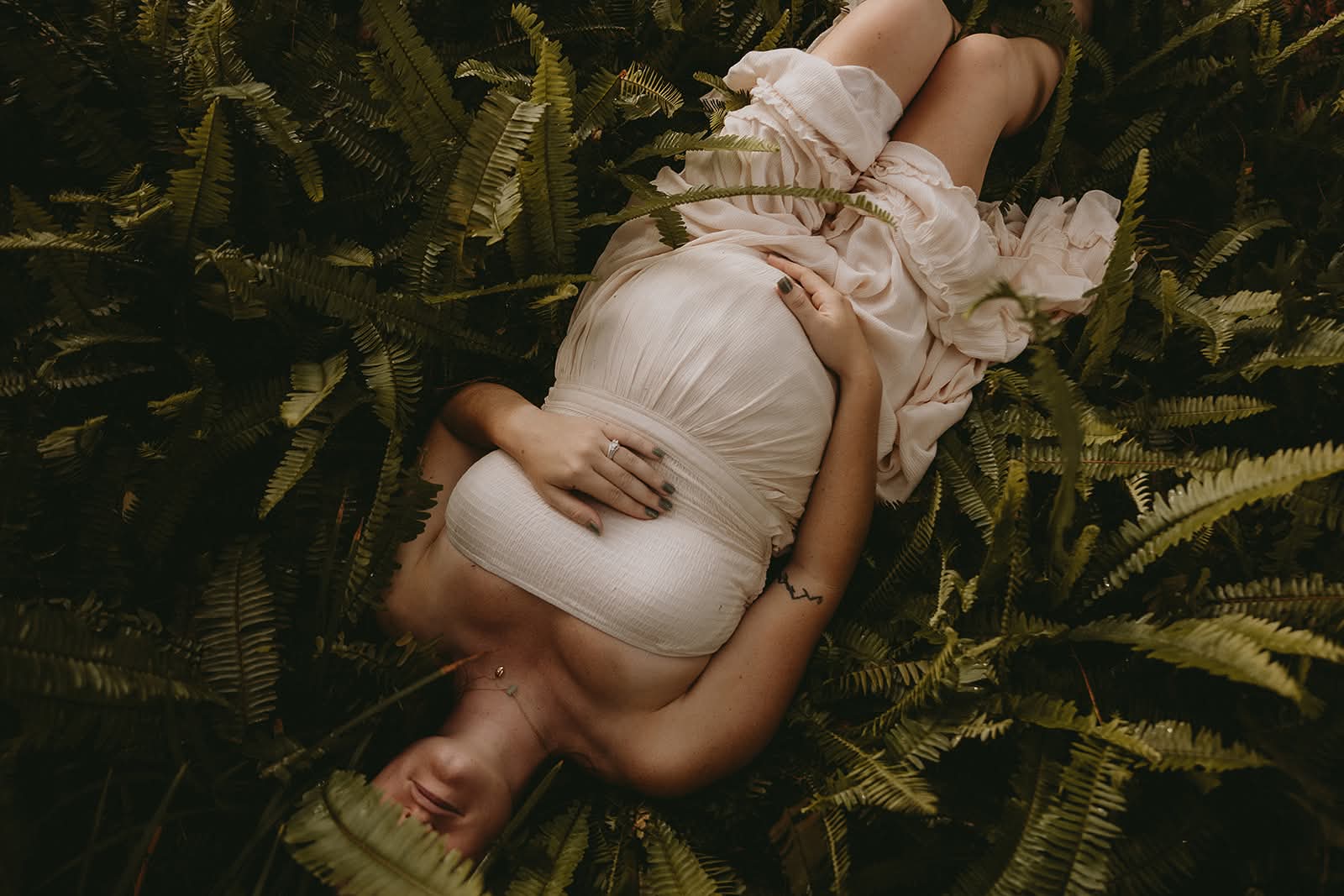 Courtney maternity portrait in ferns